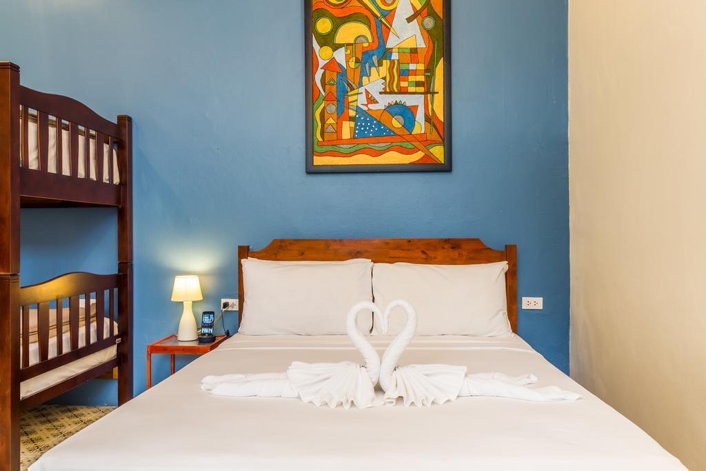 Eriksson Guesthouse Patong Esterno foto