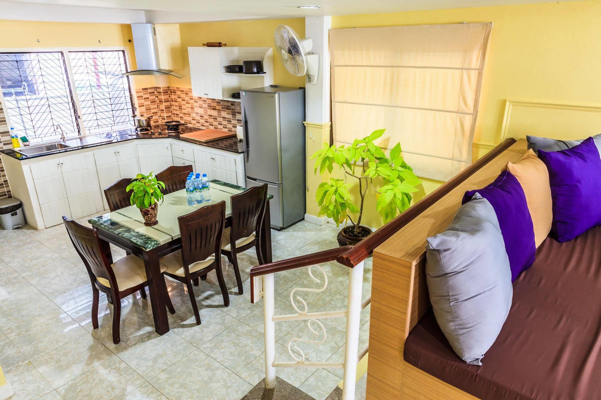 Eriksson Guesthouse Patong Esterno foto