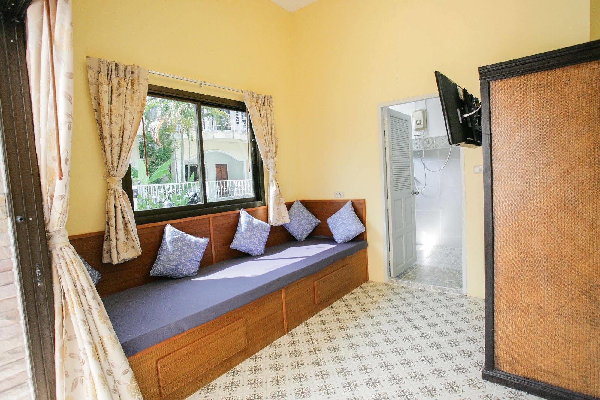 Eriksson Guesthouse Patong Esterno foto