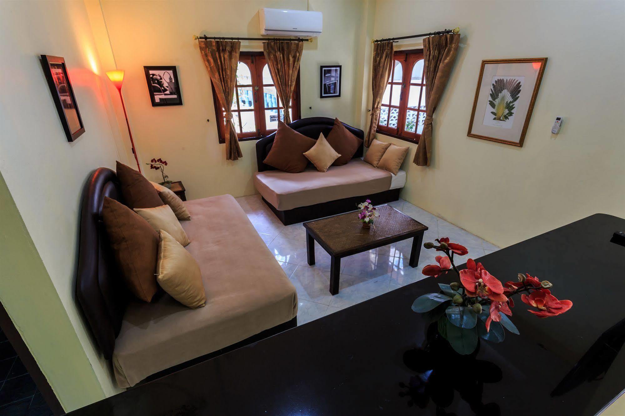 Eriksson Guesthouse Patong Esterno foto
