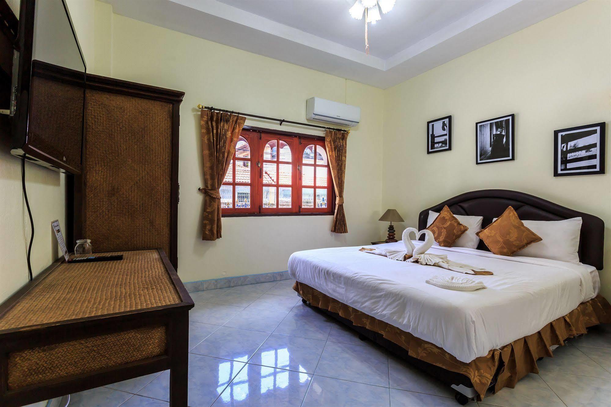 Eriksson Guesthouse Patong Esterno foto