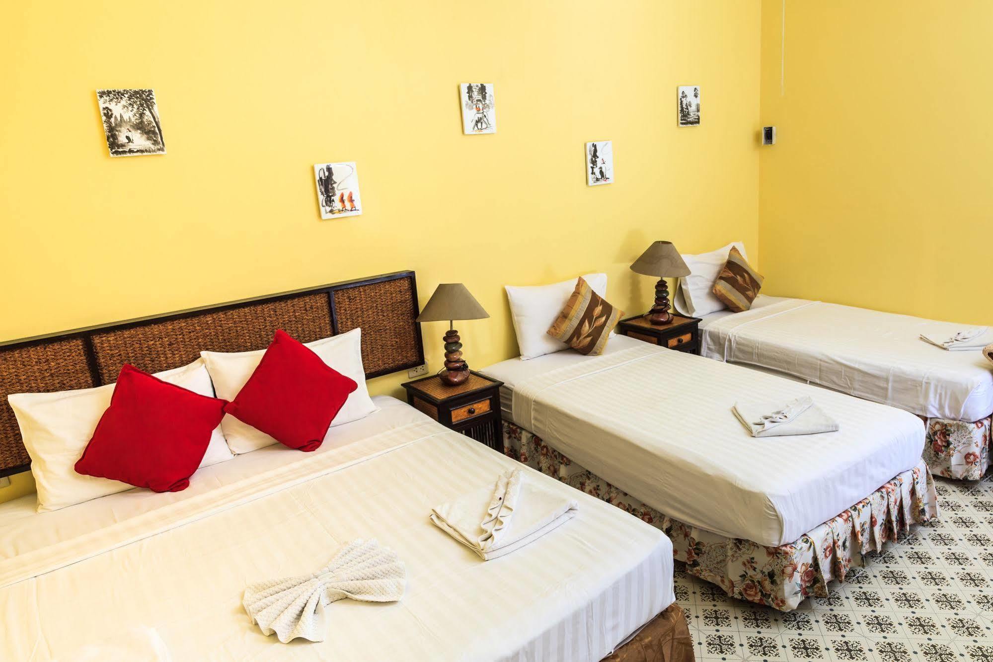 Eriksson Guesthouse Patong Esterno foto
