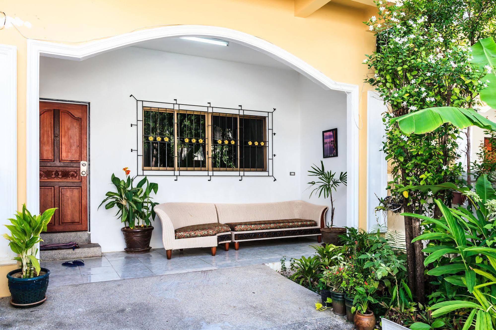 Eriksson Guesthouse Patong Esterno foto