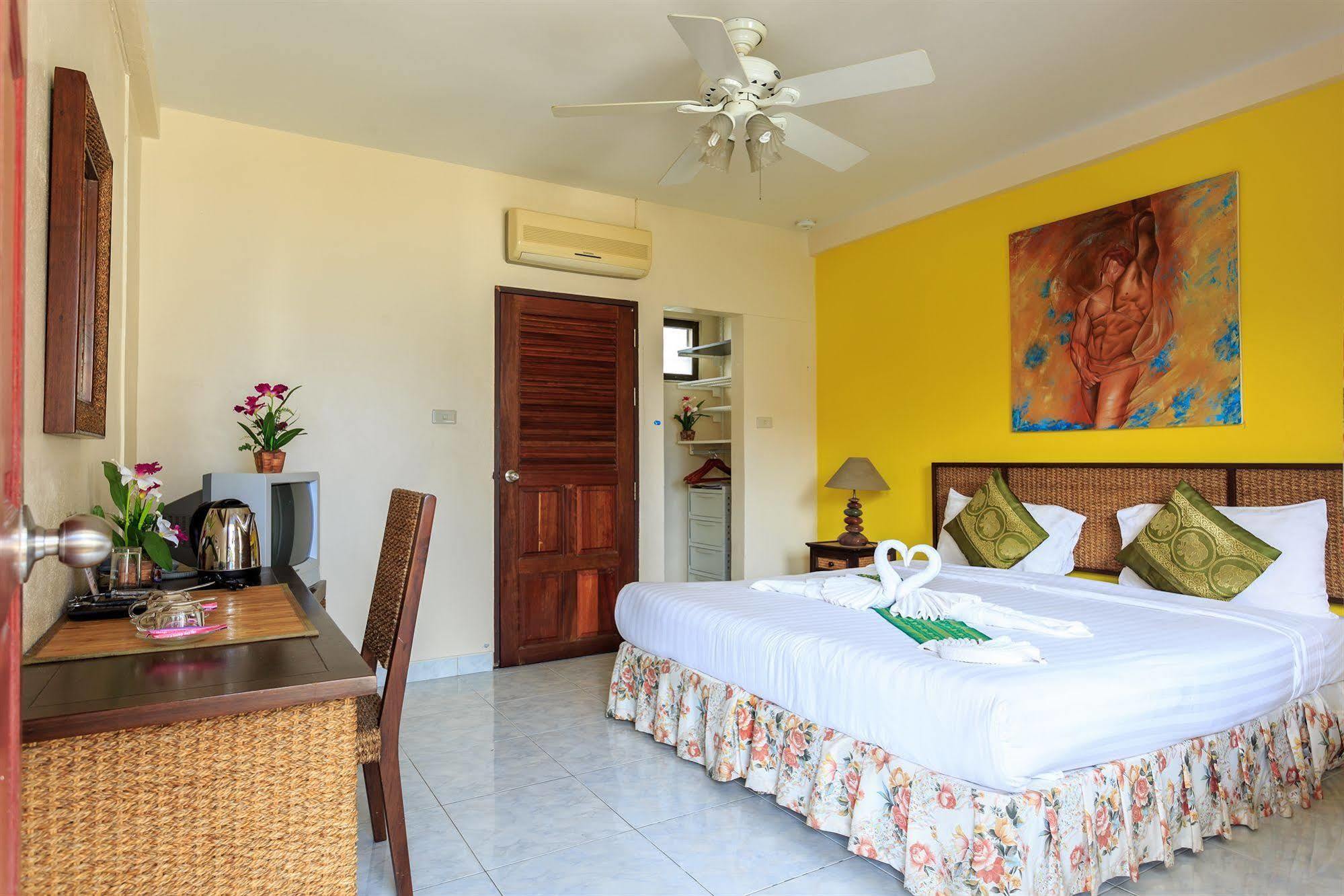 Eriksson Guesthouse Patong Esterno foto