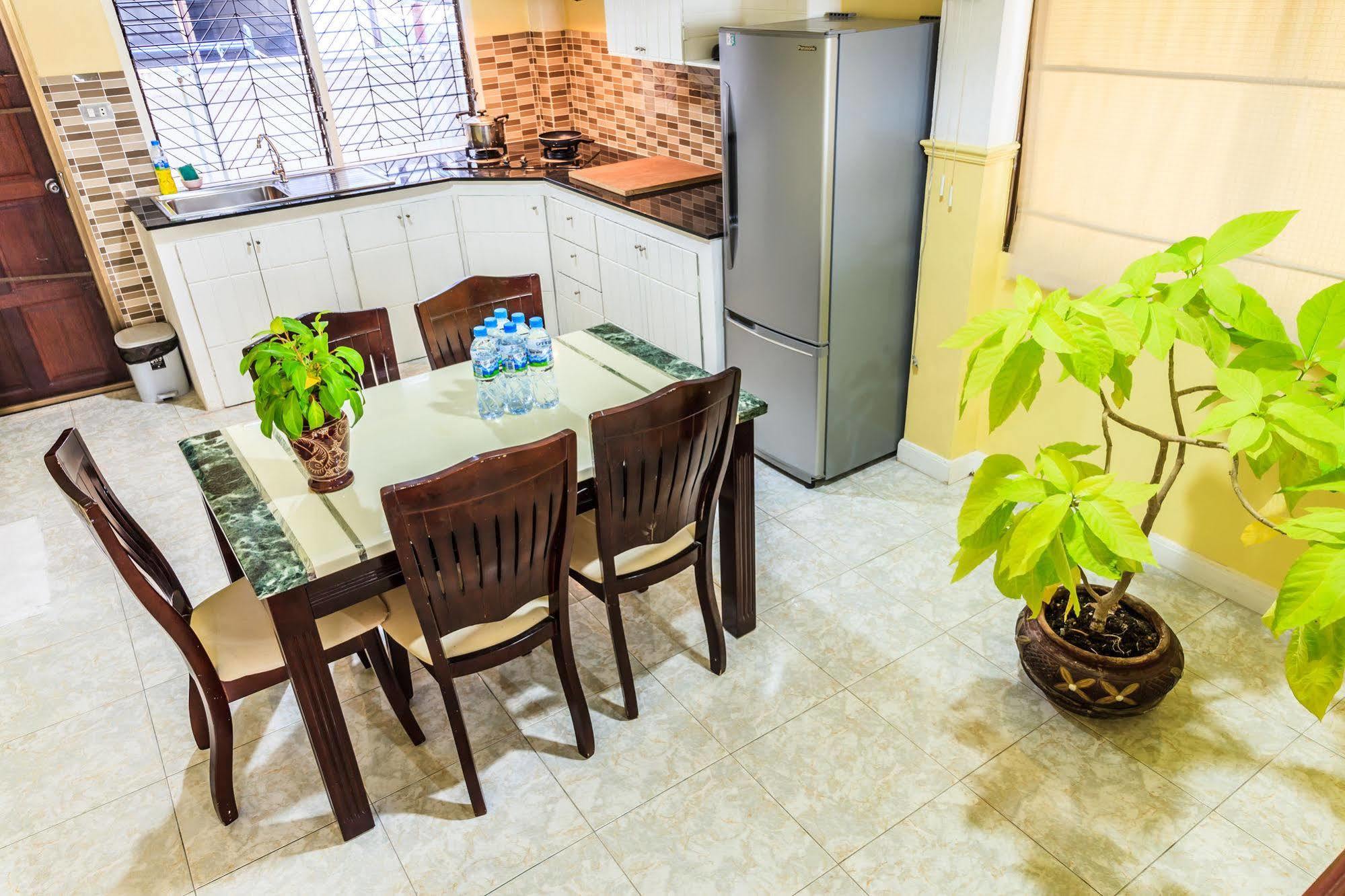 Eriksson Guesthouse Patong Esterno foto