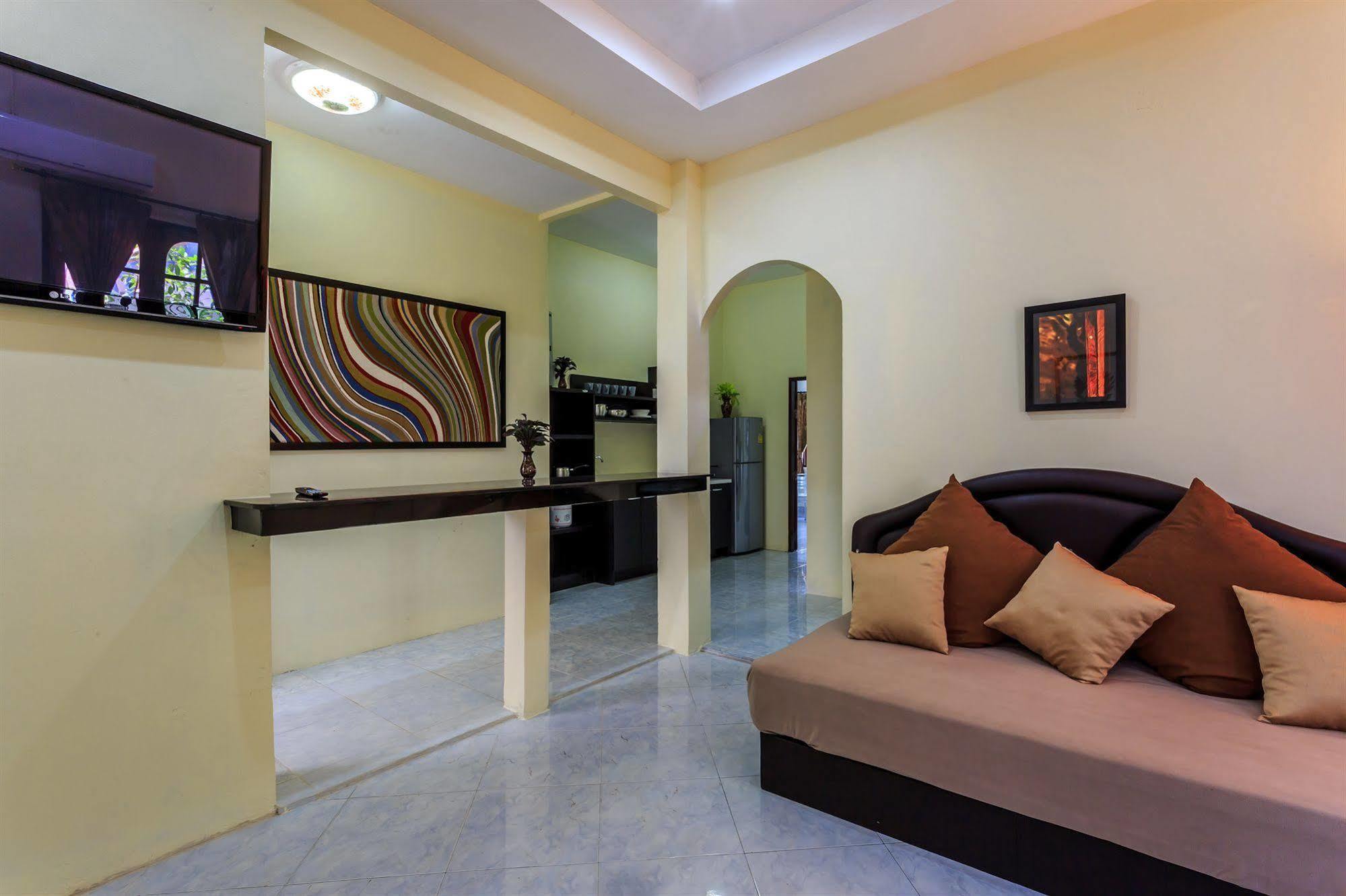 Eriksson Guesthouse Patong Esterno foto