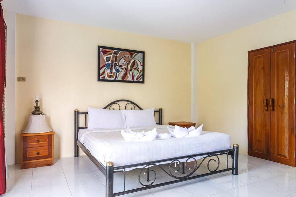Eriksson Guesthouse Patong Esterno foto